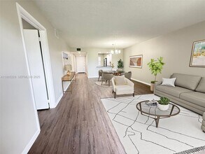 901 SW 128th Ave in Pembroke Pines, FL - Building Photo - Building Photo