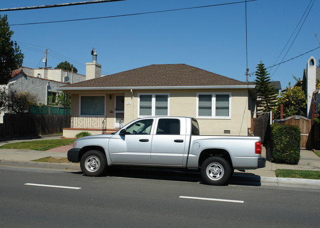 907 9th Ave in San Mateo, CA - Building Photo - Building Photo