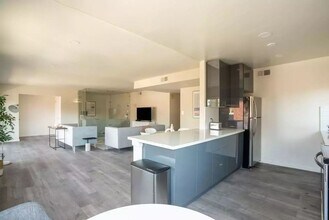 570 Boden Way in Oakland, CA - Foto de edificio - Interior Photo