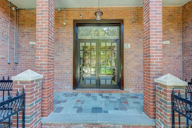 37-27 86th St in Queens, NY - Building Photo - Building Photo