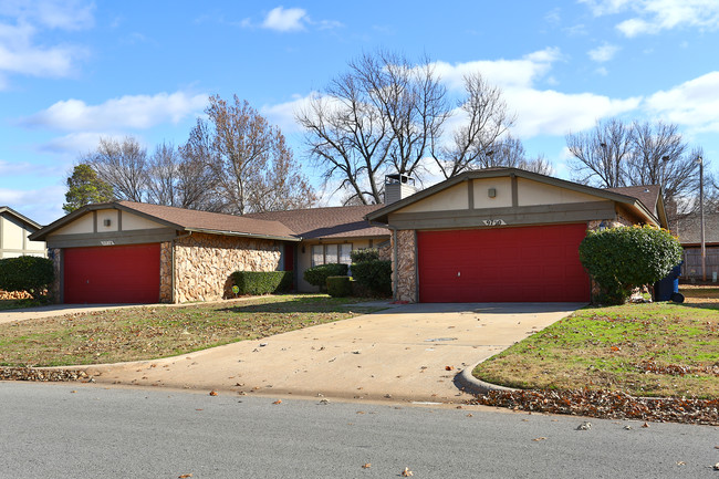 Trafalgar Square Duplexes in Oklahoma City, OK - Building Photo - Building Photo