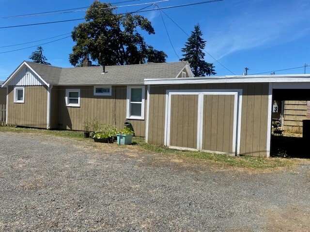 1105 E Van Buren Ave in Cottage Grove, OR - Building Photo