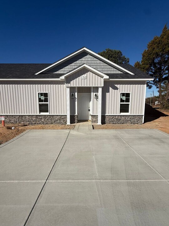 401 Spring Ave in Spring Lake, NC - Building Photo