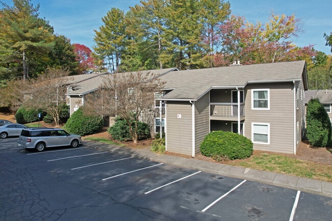 Hunt Club Apartments, LLC in Winston-Salem, NC - Foto de edificio - Building Photo