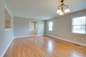 2107 Edinburgh Dr SW in Huntsville, AL - Building Photo - Building Photo