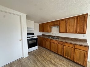 985 NE Cedar St in Roseburg, OR - Building Photo - Building Photo