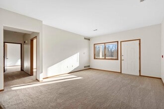 Stoneridge Apartments in Elkhorn, WI - Foto de edificio - Building Photo