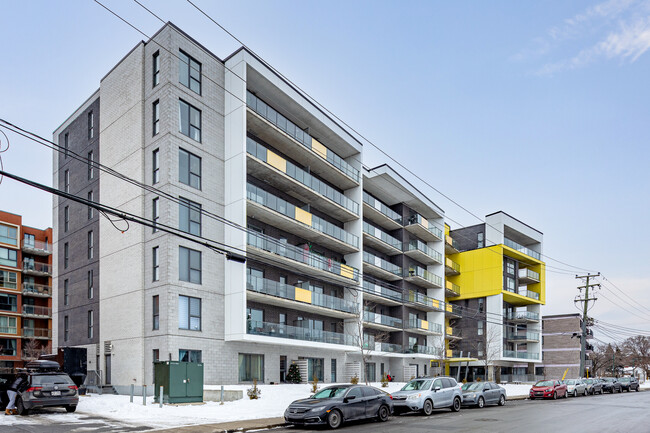 2445 Manella in Mt Royal, QC - Building Photo - Building Photo