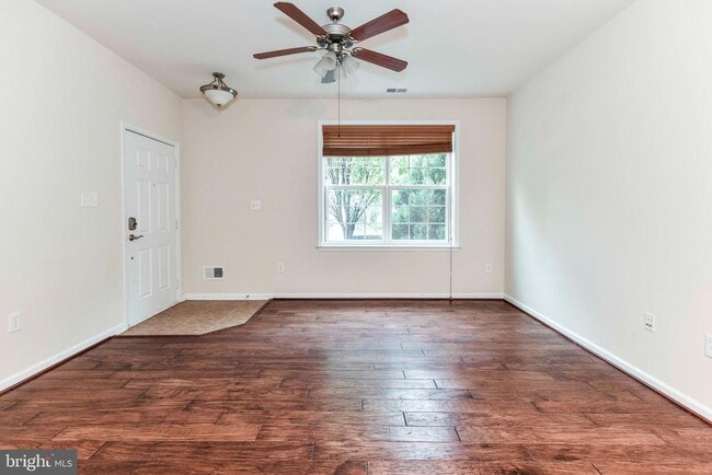 19408 Coppermine Sq in Leesburg, VA - Building Photo - Building Photo