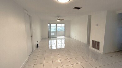 198 Lake Evelyn Dr in West Palm Beach, FL - Building Photo - Building Photo