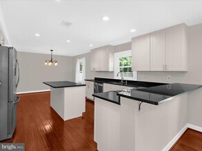 7896 Pavilion Dr in Severn, MD - Foto de edificio - Building Photo