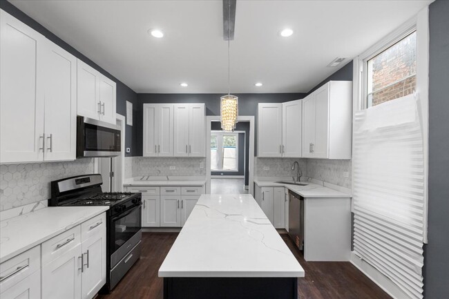 2108 S Homan Ave, Unit 2 in Chicago, IL - Foto de edificio - Building Photo