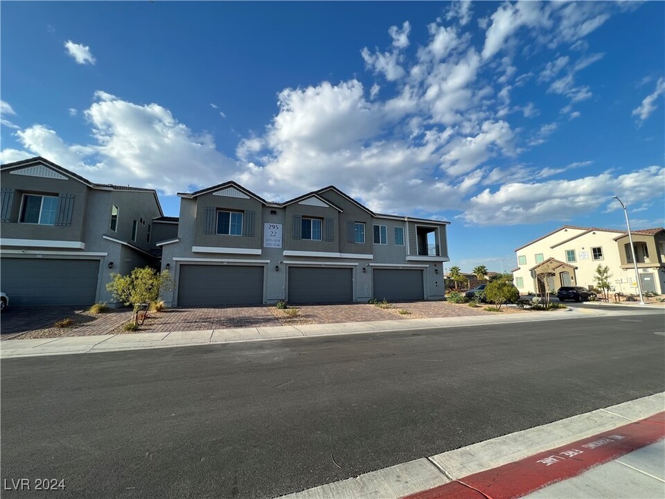 295 Callen Falls Ave in Henderson, NV - Foto de edificio