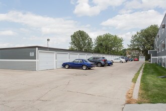 Valley Terrace Apartments - 3315 & 3325 in Grand Forks, ND - Building Photo - Building Photo