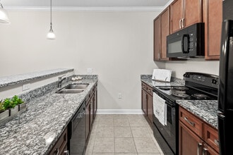 Brittany Place Apartment Homes in Hendersonville, NC - Foto de edificio - Building Photo