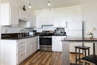 Channel View Apartments in Santa Barbara, CA - Foto de edificio - Building Photo