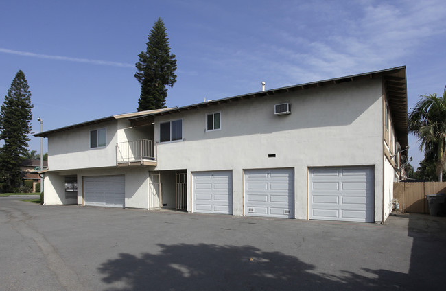 1320 Estate Dr in La Habra, CA - Foto de edificio - Building Photo