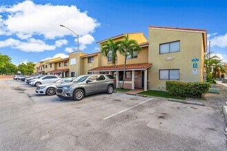 2740 W 63rd St, Unit 206 in Hialeah, FL - Foto de edificio - Building Photo