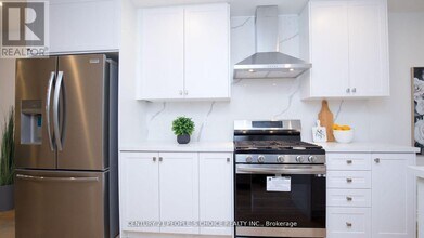 2 Betteridge Ln in Toronto, ON - Building Photo - Building Photo