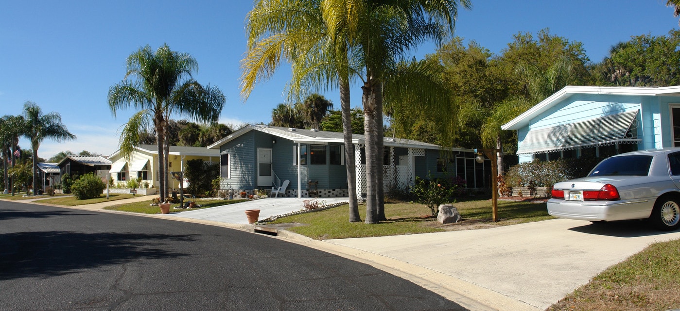 Country Lakes Village I in Palmetto, FL - Foto de edificio