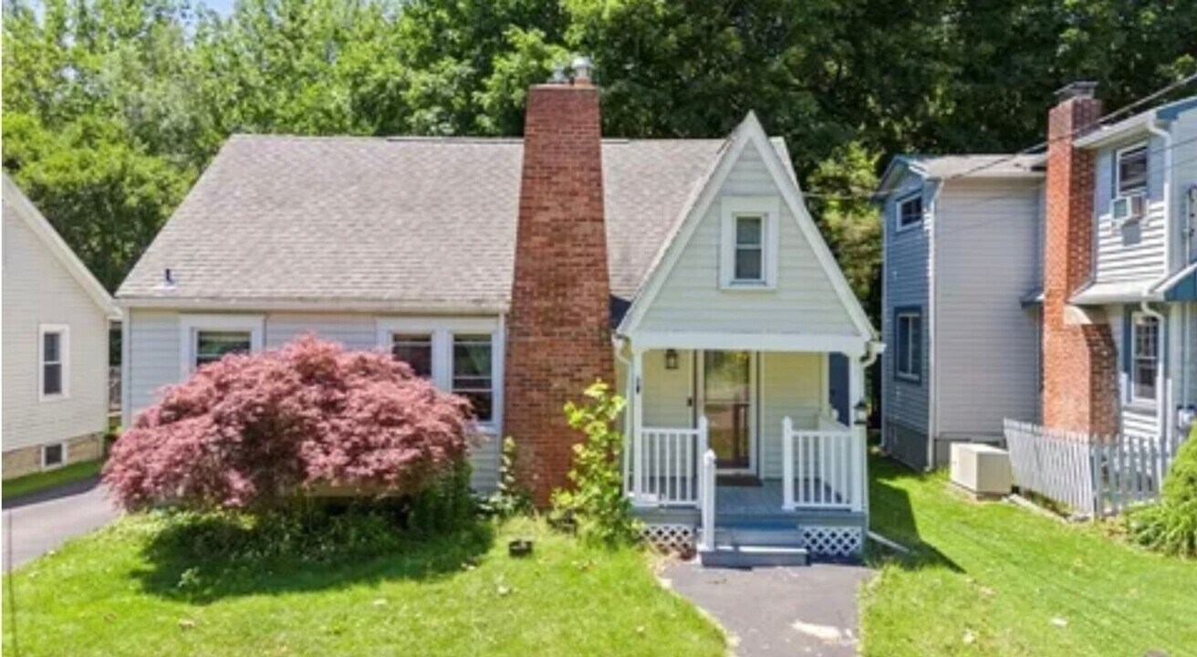 1240 Landon Rd in Vestal, NY - Foto de edificio