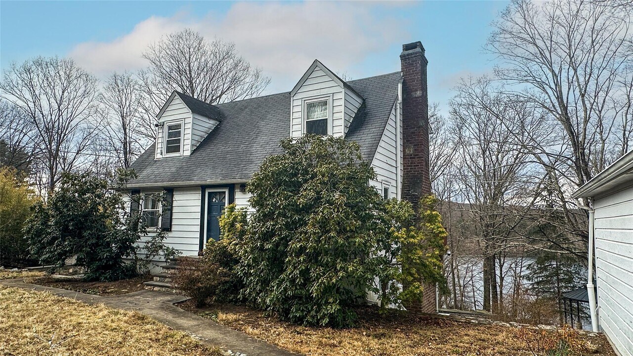 49 Tibet Dr in Carmel, NY - Building Photo