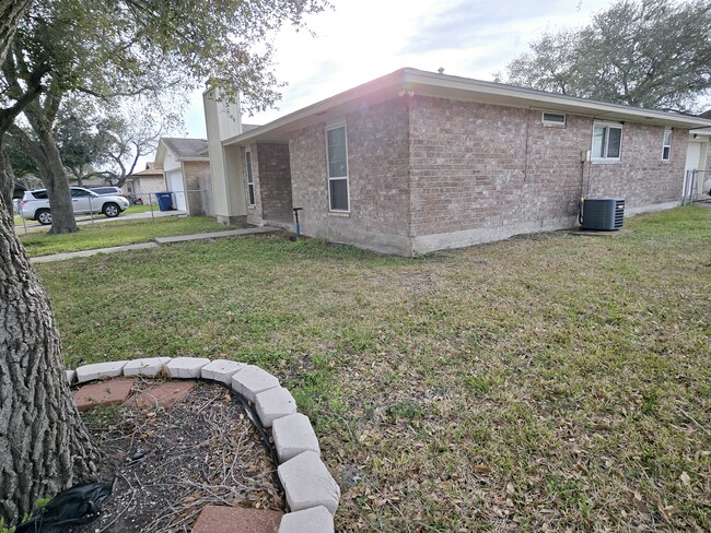 5801 Crest Willow Dr in Corpus Christi, TX - Building Photo - Building Photo