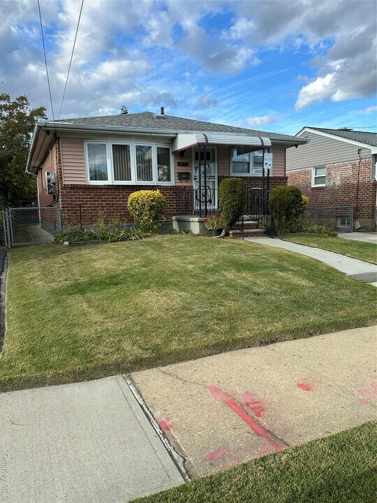 194-41 Nashville Blvd in Queens, NY - Building Photo