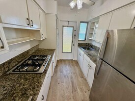 7921 East Dr in North Bay Village, FL - Building Photo