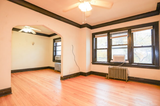 2039 W Wellington Ave