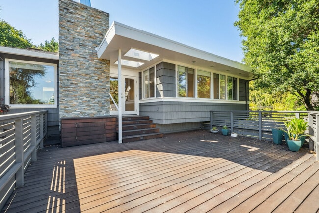 property at 10 Idalia Ct