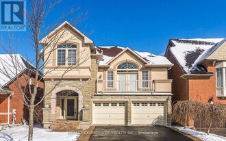 24 Cozens Dr in Richmond Hill, ON - Building Photo