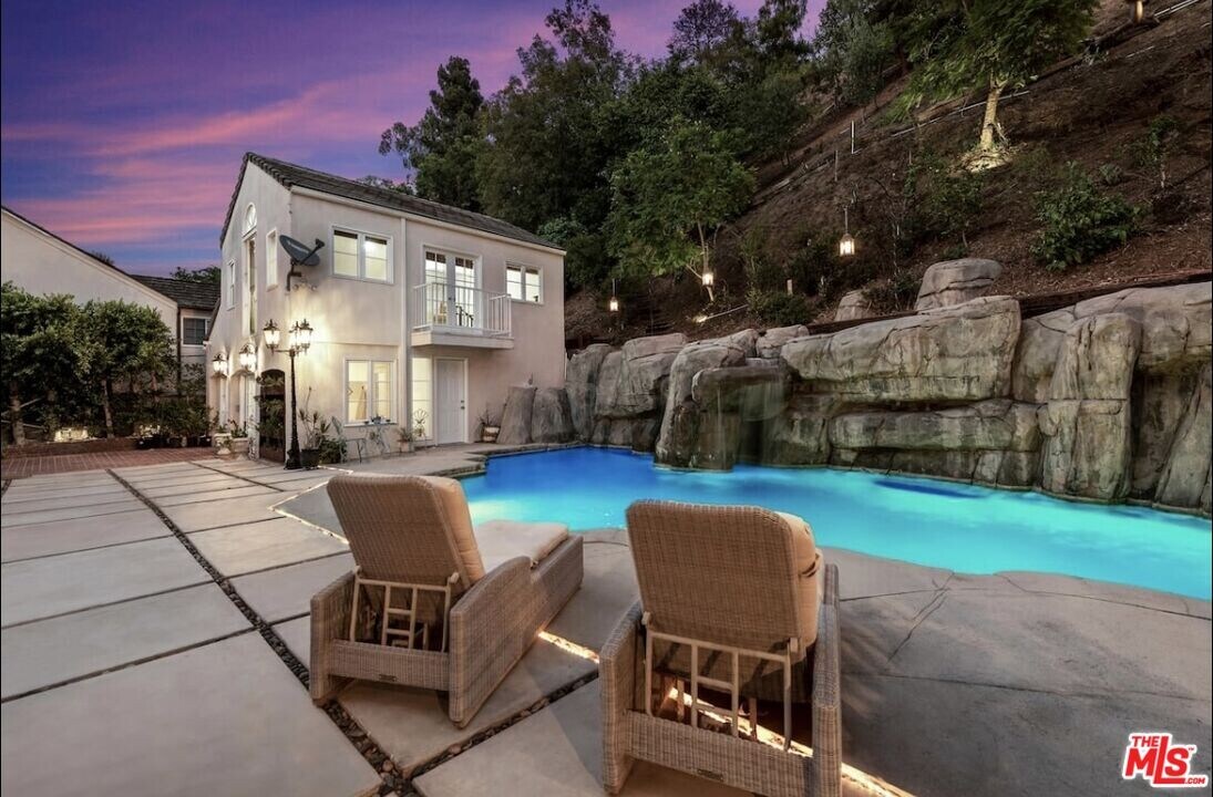 1174 Coldwater Canyon Dr in Beverly Hills, CA - Building Photo