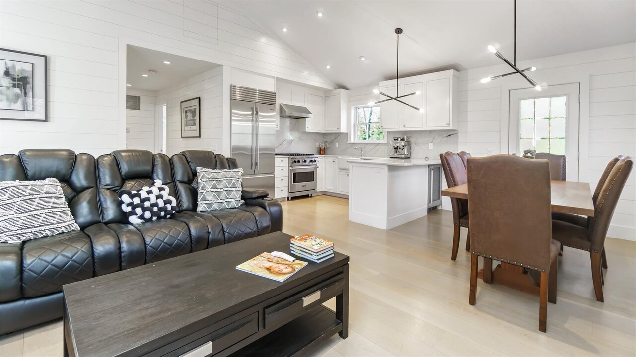 66 Crystal Dr in East Hampton, NY - Building Photo