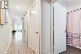 1960 Queen St E in Toronto, ON - Building Photo - Building Photo