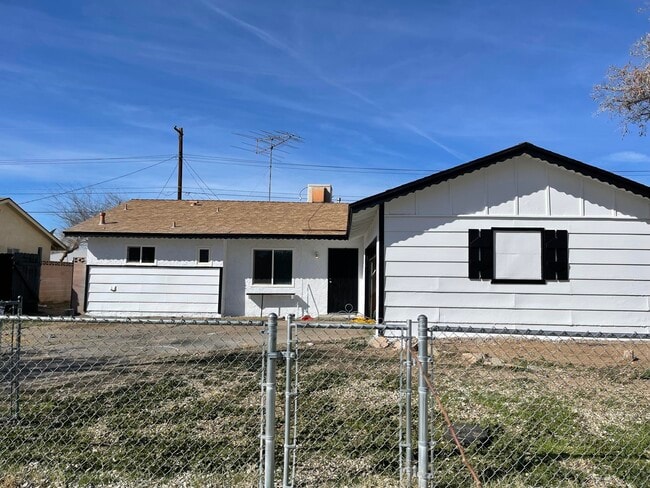 45409 7th St E in Lancaster, CA - Building Photo - Building Photo