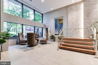 3800 Powell Ln, Unit 1206 in Falls Church, VA - Foto de edificio - Building Photo