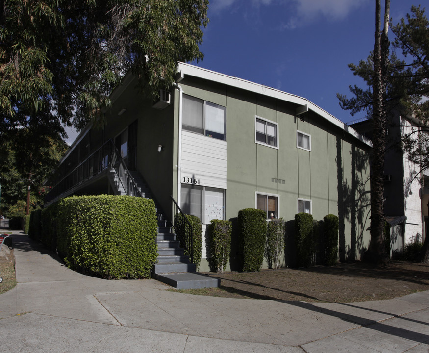 13161 Oxnard St in Van Nuys, CA - Foto de edificio