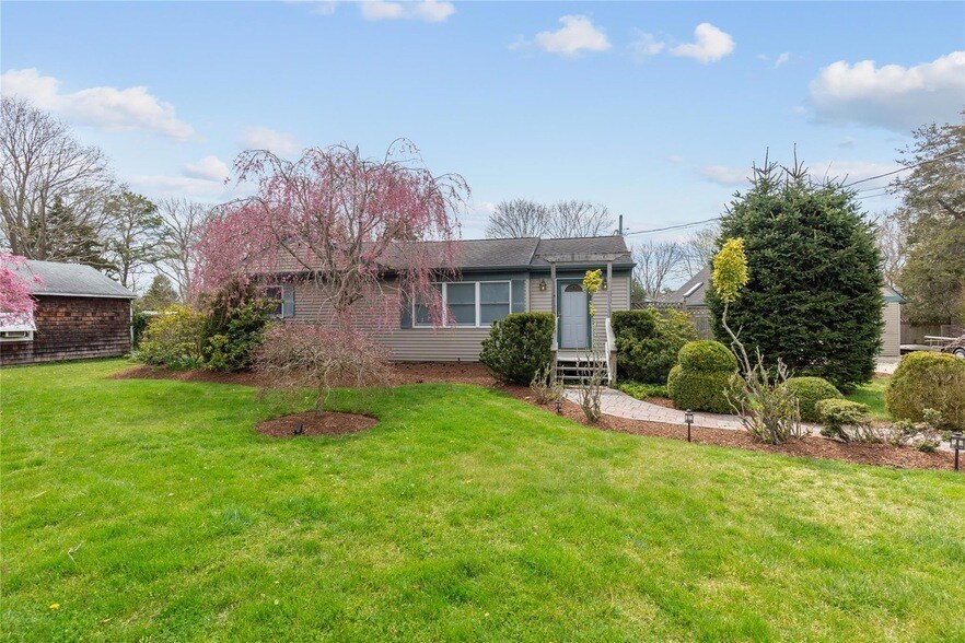 7 Suffolk Rd, Unit NH2-432 in Hampton Bays, NY - Building Photo