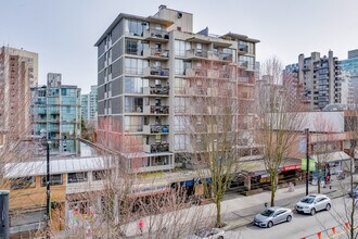 1749-1755 Robson St in Vancouver, BC - Building Photo - Building Photo