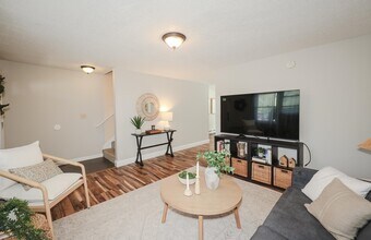 1035 S Mammoth Rd in Manchester, NH - Building Photo - Building Photo