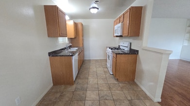 553 E Lemon Ave in Glendora, CA - Foto de edificio - Building Photo