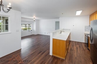 7080 Hawaii Kai Dr in Honolulu, HI - Foto de edificio - Building Photo