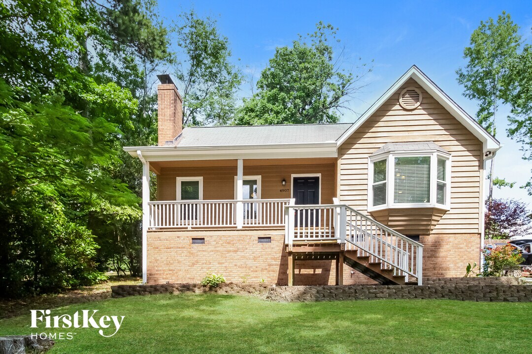 4907 Whisper Oak Dr in Trinity, NC - Foto de edificio