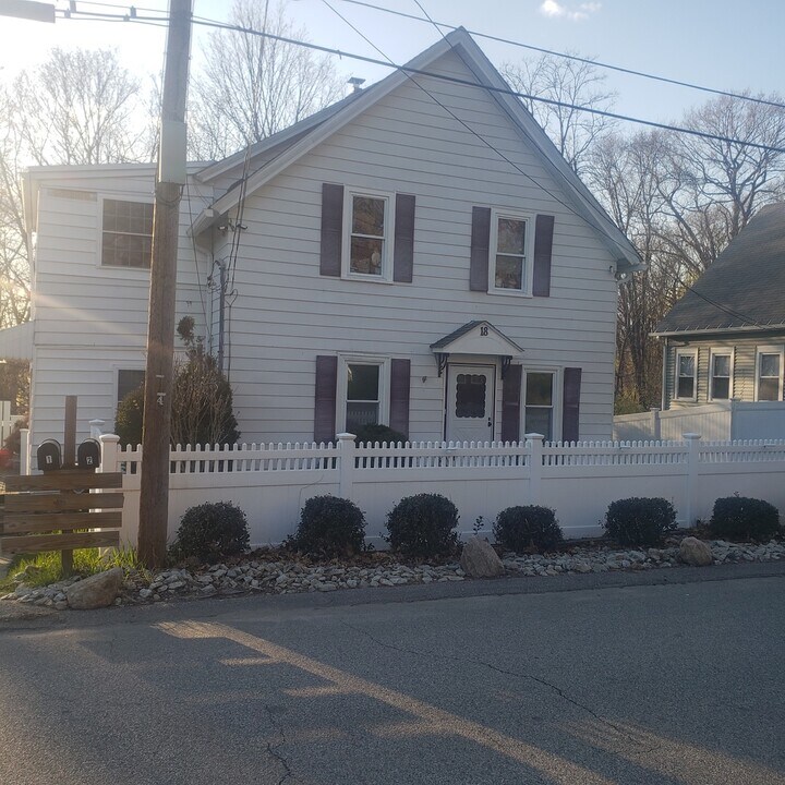 18 Warwick St, Unit 1 in Auburn, MA - Foto de edificio