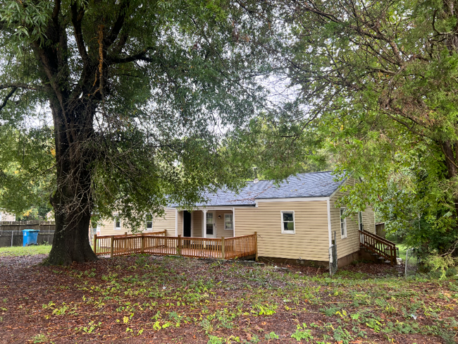 908 Sherrilwood Dr in Greensboro, NC - Foto de edificio - Building Photo