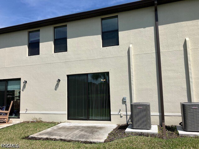 14093 Oviedo Pl in Tice, FL - Building Photo - Building Photo