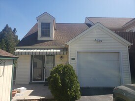 10 Brookline Ct in Chambersburg, PA - Building Photo