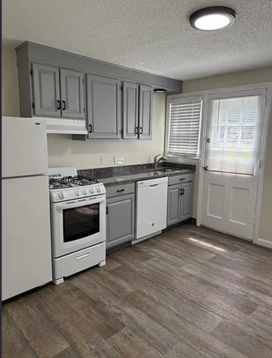 57 Mercury Ct in West Springfield, MA - Building Photo