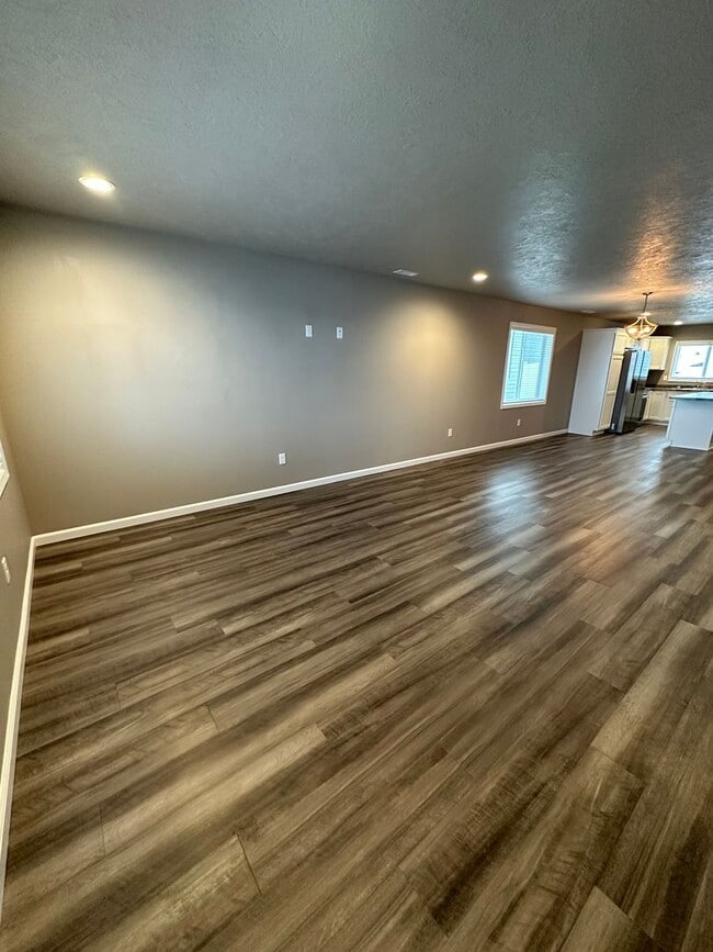 2821 Jeffrey Dr NW in Minot, ND - Building Photo - Building Photo